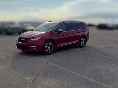 New 2026 Chrysler Pacifica Pinnacle image 4