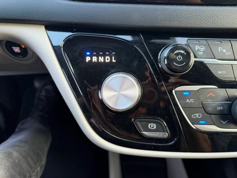 Used 2018 Chrysler Pacifica Touring-L w/ Advanced Safetytec Group FWD image 19
