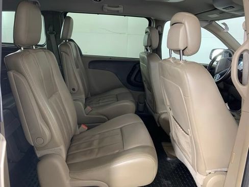 Used 2012 Chrysler Town & Country Touring-L w/ Premium Group FWD image 22