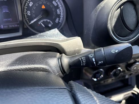 Used 2020 Toyota Tacoma TRD Off-Road w/ Technology Package AWD/4WD image 20