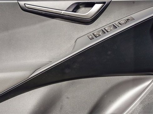 Certified 2025 Kia Niro LX image 21