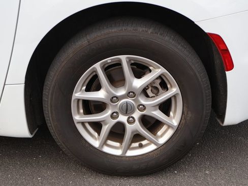 Used 2024 Chrysler Pacifica Touring-L FWD image 18