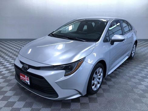 Used 2025 Toyota Corolla LE image 5