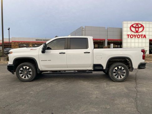 Used 2024 Chevrolet Silverado 2500 Custom w/ Custom Convenience Package image 8