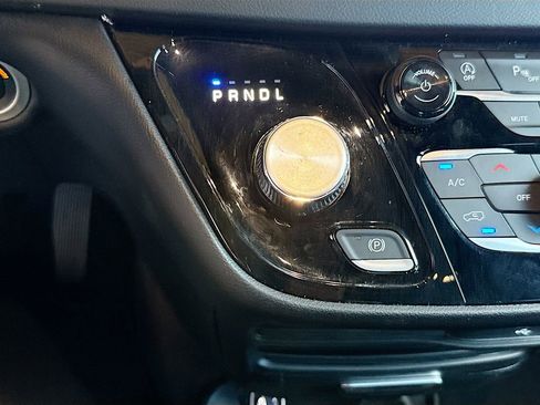 Used 2026 Chrysler Pacifica Select image 18