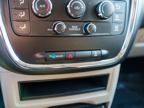 Used 2019 Dodge Grand Caravan SE image 30