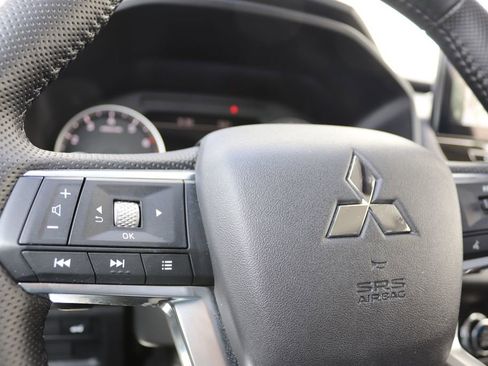 Used 2025 Mitsubishi Outlander SE image 18