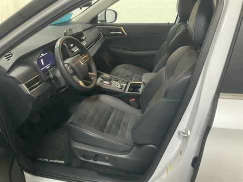 Used 2025 Mitsubishi Outlander 4WD Plug-In Hybrid image 14