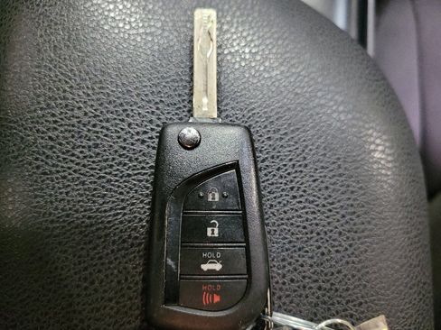 Used 2019 Toyota Camry LE FWD image 32