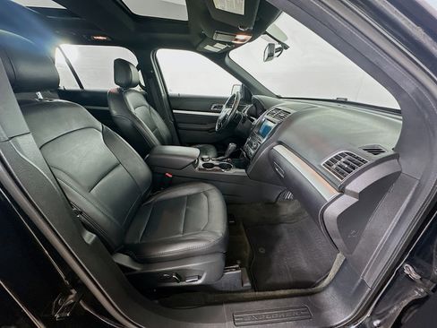 Used 2017 Ford Explorer XLT w/ Equipment Group 202A AWD/4WD image 34