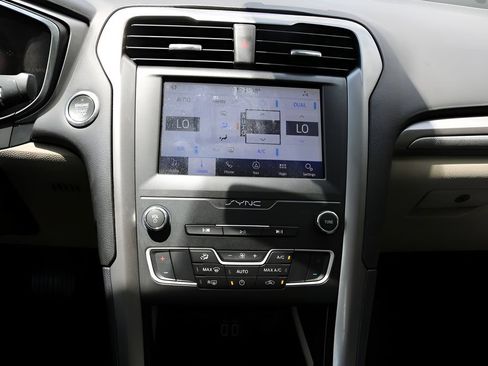 Used 2020 Ford Fusion SE FWD image 20