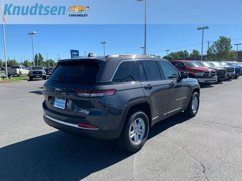 Used 2025 Jeep Grand Cherokee Laredo w/ Luxury Tech Group I AWD/4WD image 7