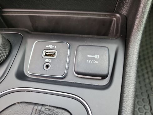 Used 2022 Jeep Cherokee Latitude w/ Sun & Sound Group image 21