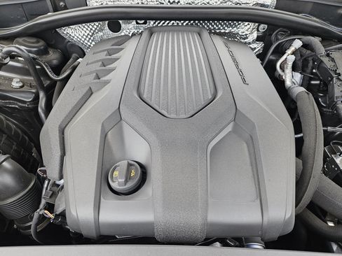 Certified 2026 Porsche Macan AWD/4WD image 30