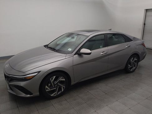 Used 2025 Hyundai Elantra Limited FWD image 2