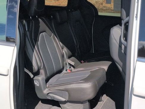 New 2026 Chrysler Pacifica Select image 26