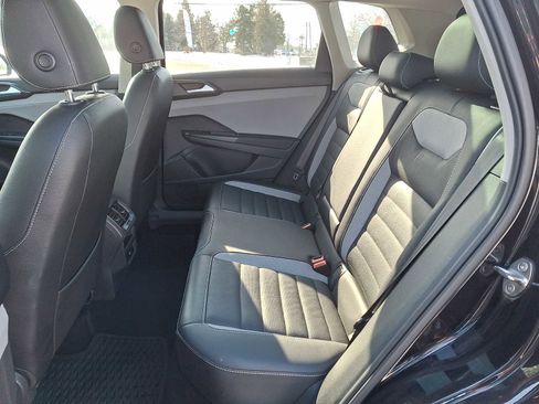 Used 2022 Volkswagen Taos SEL w/ Panoramic Sunroof Package image 8