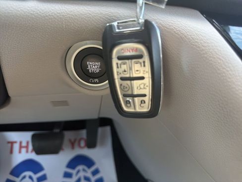 Used 2024 Chrysler Pacifica Touring-L FWD image 32