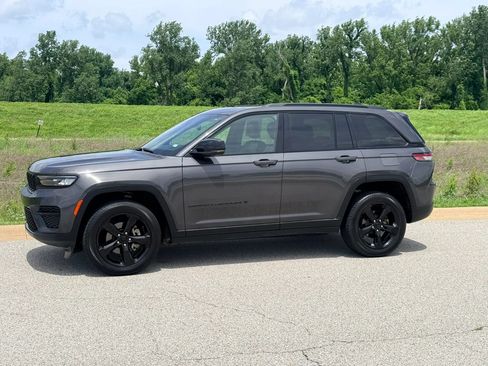 Used 2023 Jeep Grand Cherokee Altitude AWD/4WD image 16