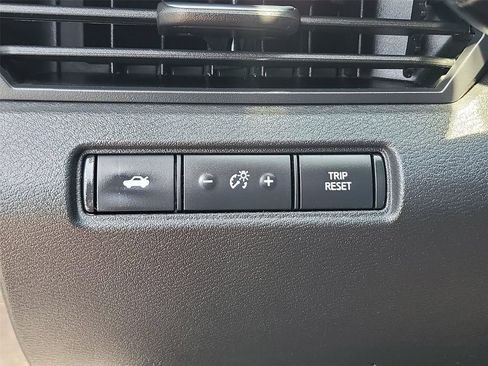 Used 2024 Nissan Altima 2.5 SV FWD image 10