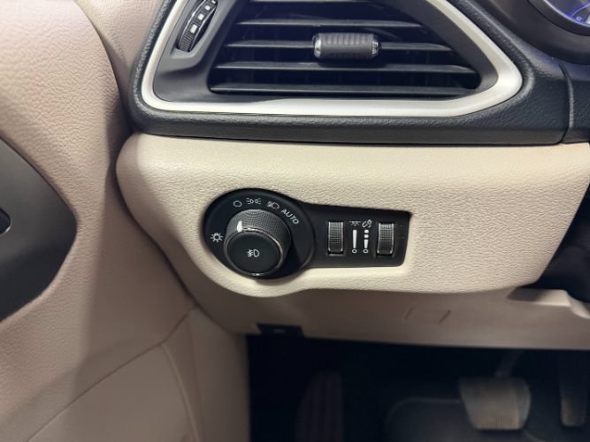 Used 2021 Chrysler Pacifica Touring-L FWD image 20
