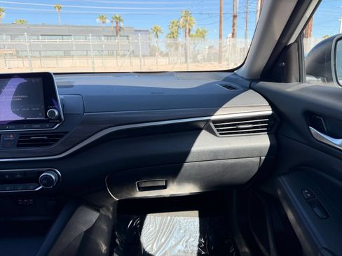 Used 2025 Nissan Altima 2.5 SV FWD image 34