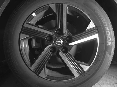 Used 2025 Nissan Sentra SV FWD image 12