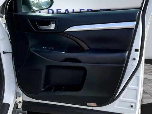 Used 2017 Toyota Highlander XLE image 28