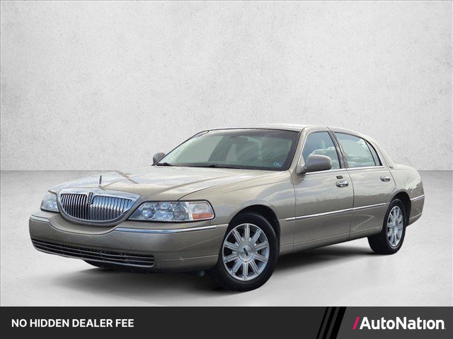 Used 2011 Lincoln Town Car Signature Limited RWD image 1