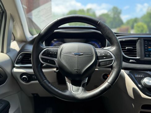 Used 2020 Chrysler Pacifica Touring-L FWD image 17