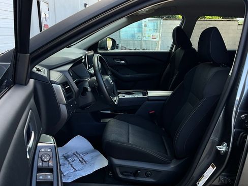 Used 2025 Nissan Rogue SV image 10