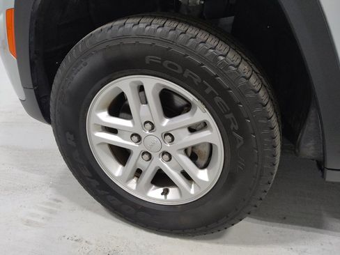 Used 2023 Jeep Grand Cherokee Laredo w/ Luxury Tech Group I AWD/4WD image 31