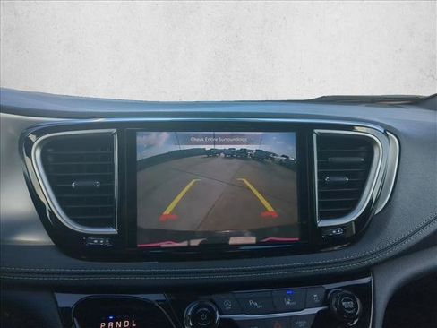 Used 2025 Chrysler Pacifica Limited FWD image 14