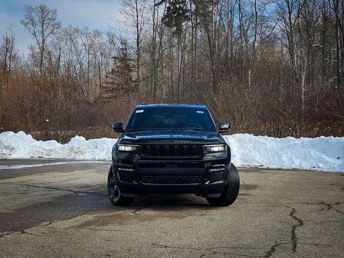 New 2025 Jeep Grand Cherokee L Limited w/ Black Appearance Package image 9