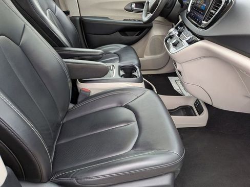Certified 2023 Chrysler Pacifica Touring-L image 30