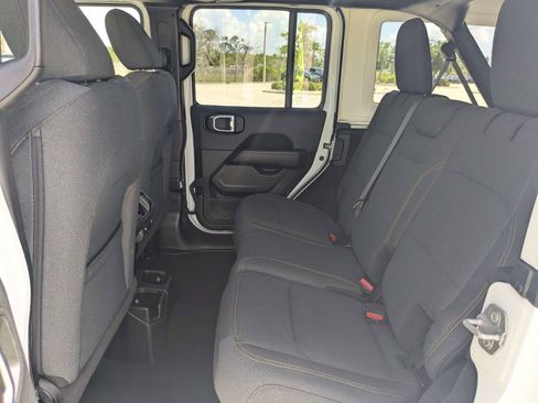 Used 2025 Jeep Wrangler Unlimited Sahara AWD/4WD image 16