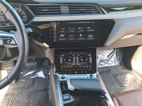 Used 2024 Audi Q8 e-tron Premium Plus image 21