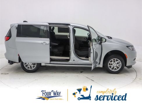 Used 2023 Chrysler Voyager LX image 4