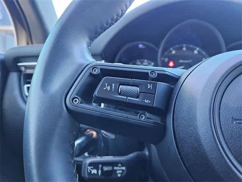 Used 2024 Porsche Macan image 25