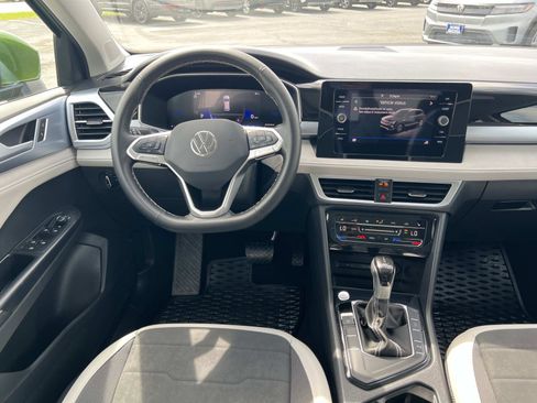 Used 2025 Volkswagen Taos SE w/ Panoramic Sunroof Package image 7