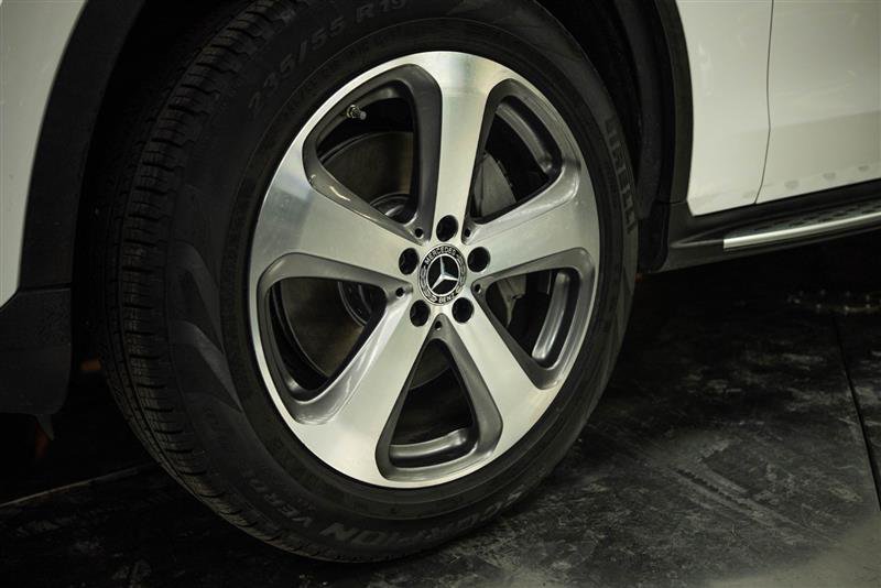 Used 2022 Mercedes-Benz GLC 300 4MATIC w/ Multimedia Package Lite image 3
