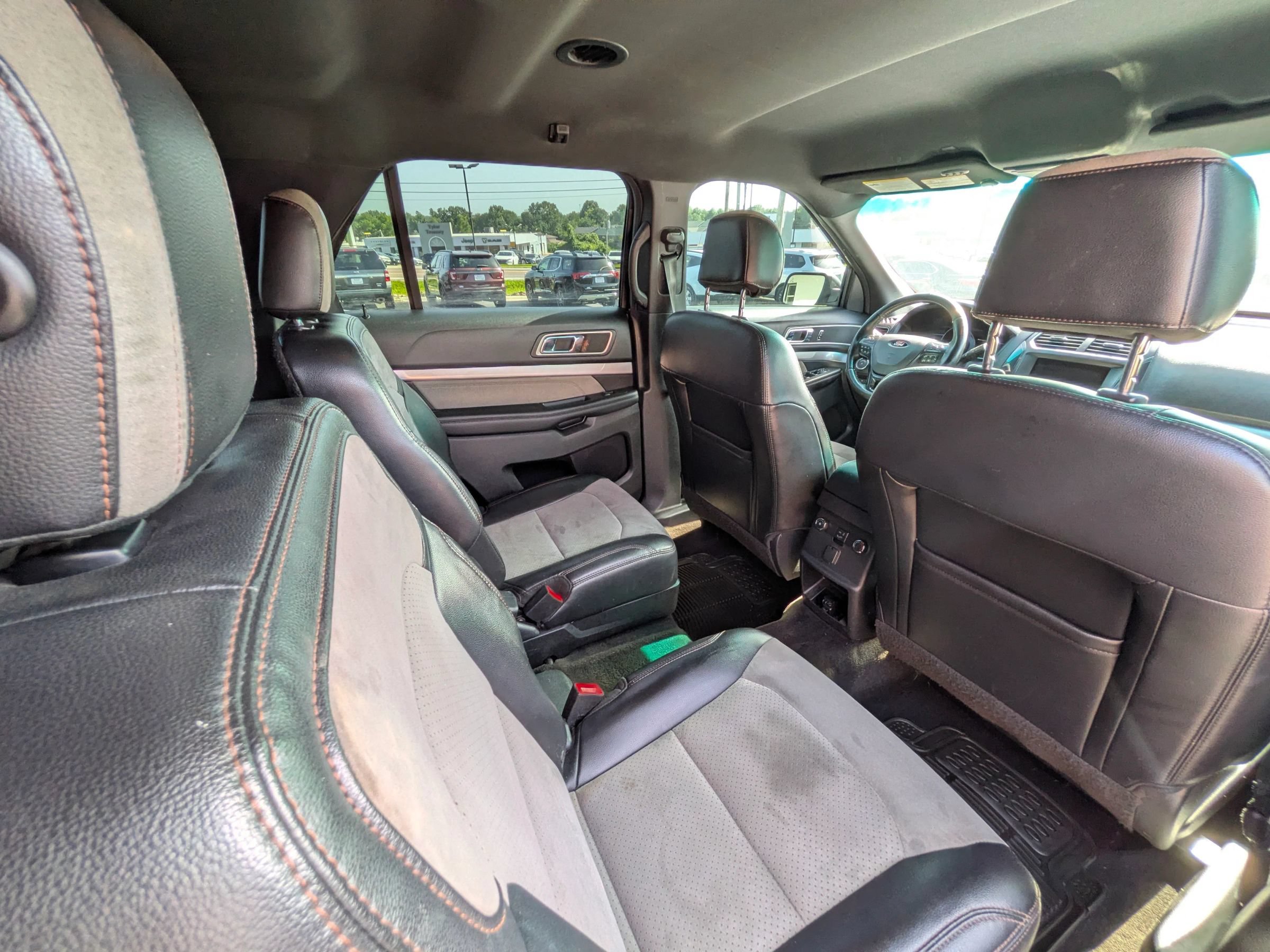 Used 2017 Ford Explorer XLT w/ Equipment Group 202A FWD image 27