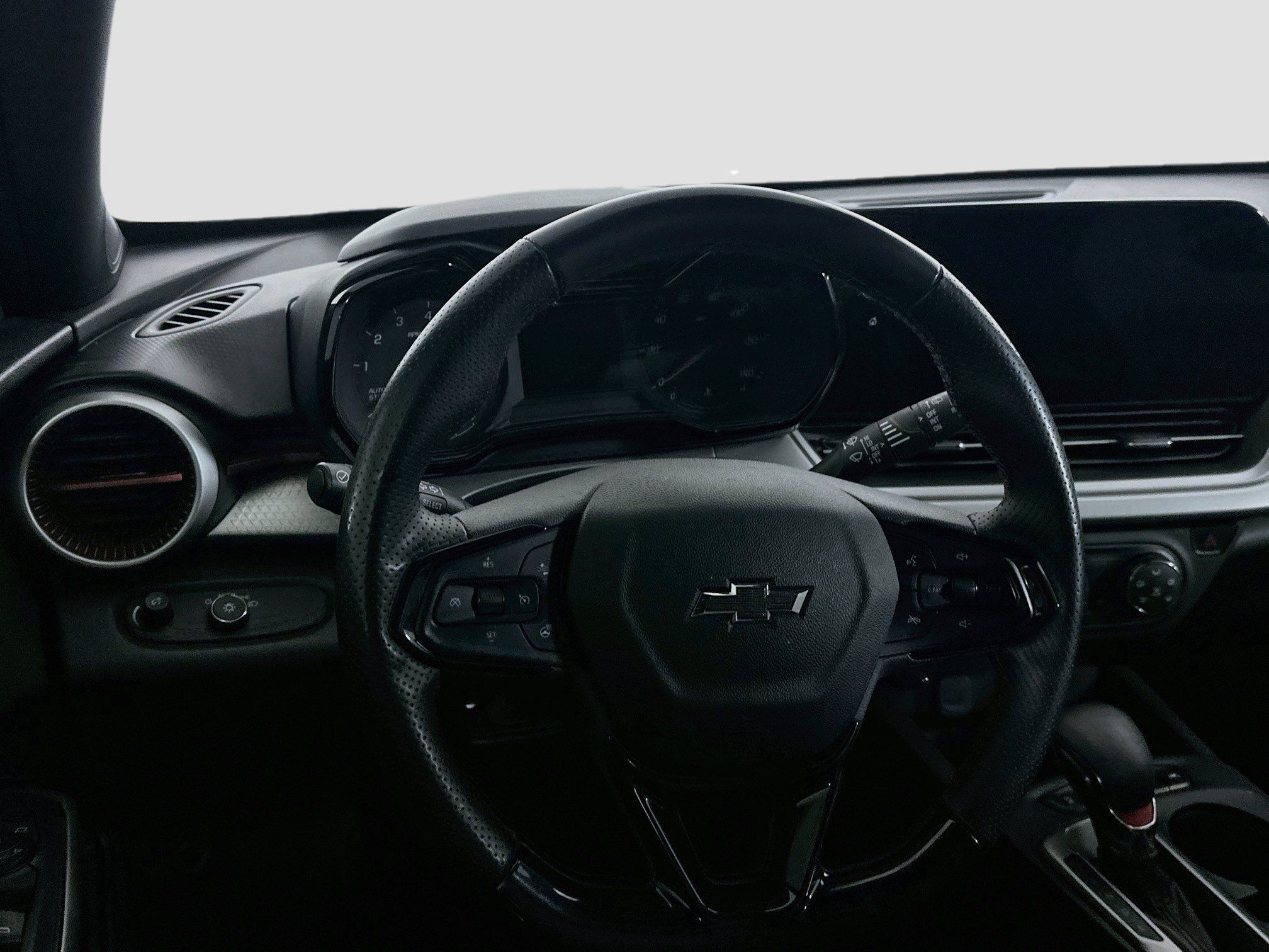 Used 2024 Chevrolet Trax RS w/ Sunroof Package FWD image 18