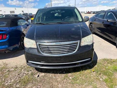 Used 2014 Chrysler Town & Country Touring w/ Driver Convenience Group FWD image 2