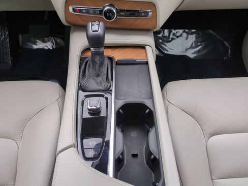 Used 2022 Volvo XC90 T5 Momentum w/ Advanced Package FWD image 18