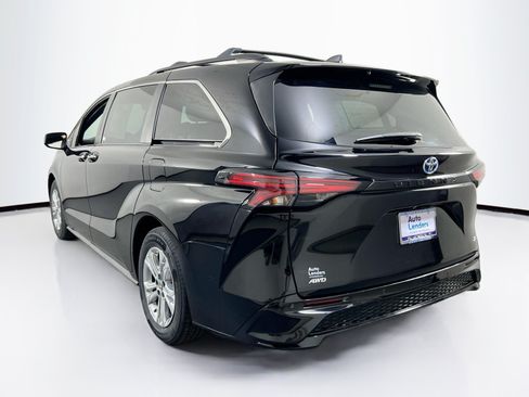 Used 2022 Toyota Sienna XSE AWD/4WD image 7