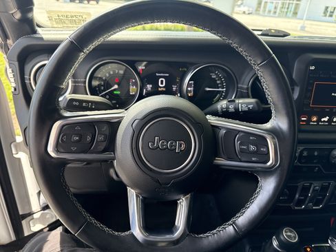 Used 2022 Jeep Wrangler Unlimited Sahara w/ Cold Weather Group AWD/4WD image 18