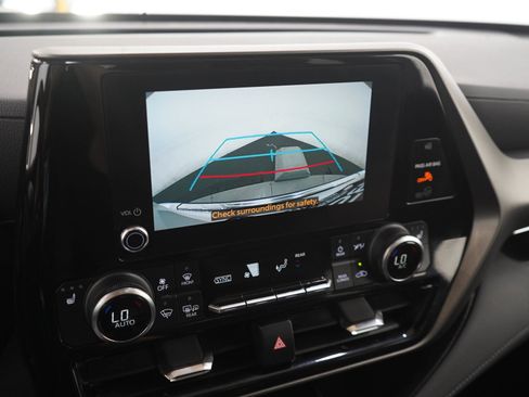 Used 2024 Toyota Highlander XLE AWD/4WD image 23