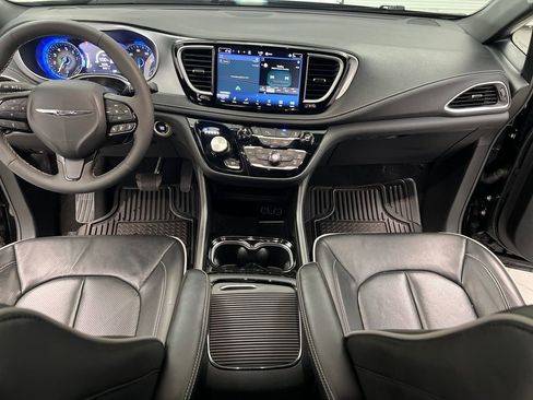 Used 2025 Chrysler Pacifica Limited image 49