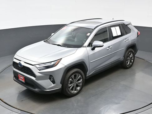 Used 2022 Toyota RAV4 XLE Premium AWD/4WD image 37
